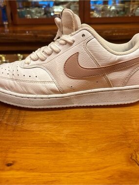 Woman’s nike court vision low white pink